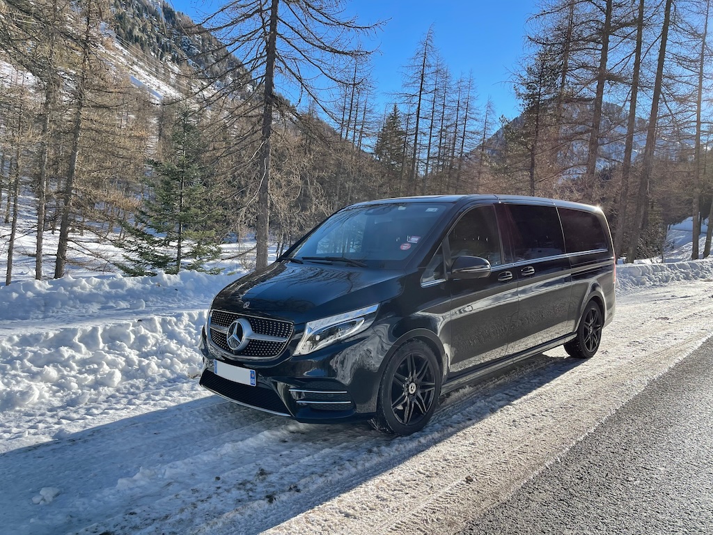Van Mercedes chauffeur privé Courchevel - Transport groupe famille ski